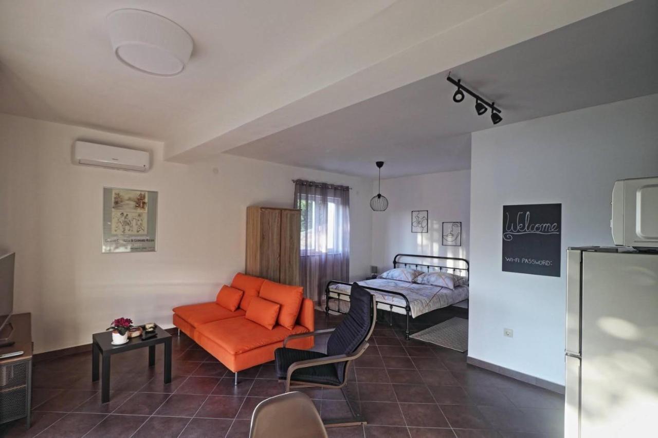 Apartman Studio Pesja Omisalj Exterior photo